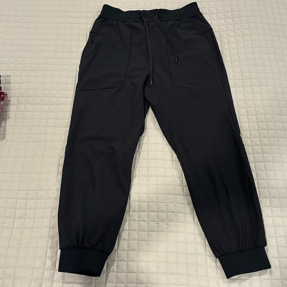 Lululemon cropped joggers